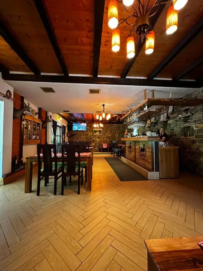Prenoćište/Restoran Lovac