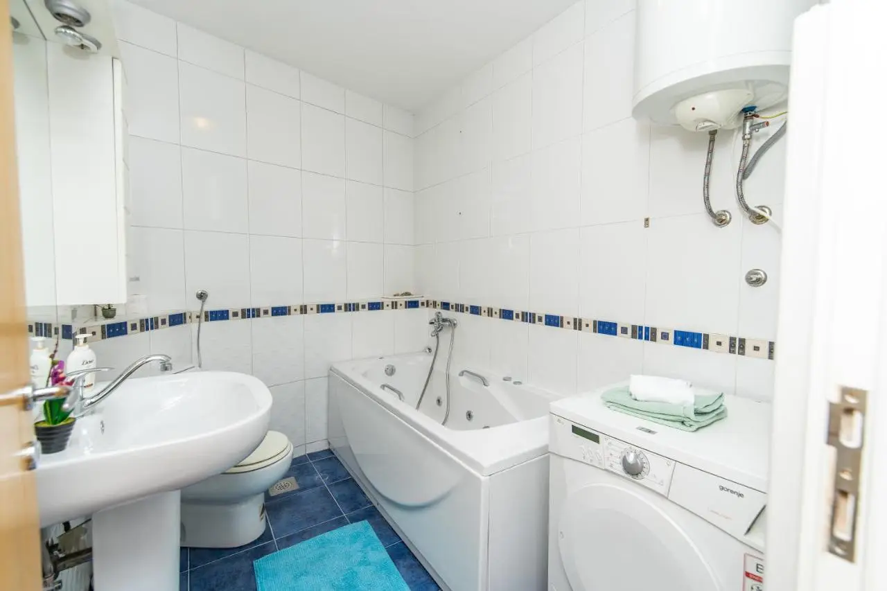 Modern 2BDR apartment in the center - FREE PARKING