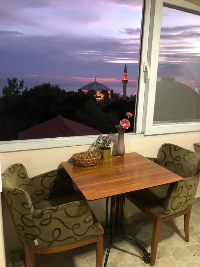 BACHOS HOTEL SULTANAHMET enjoy breakfast on the sea view terrace