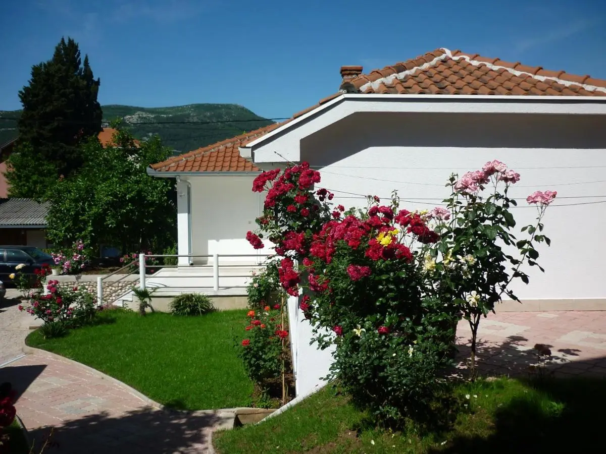 Apartments Tulipan - with free private parking garage