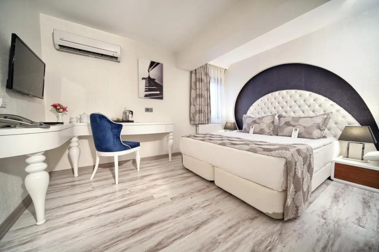 Demonti Hotel
