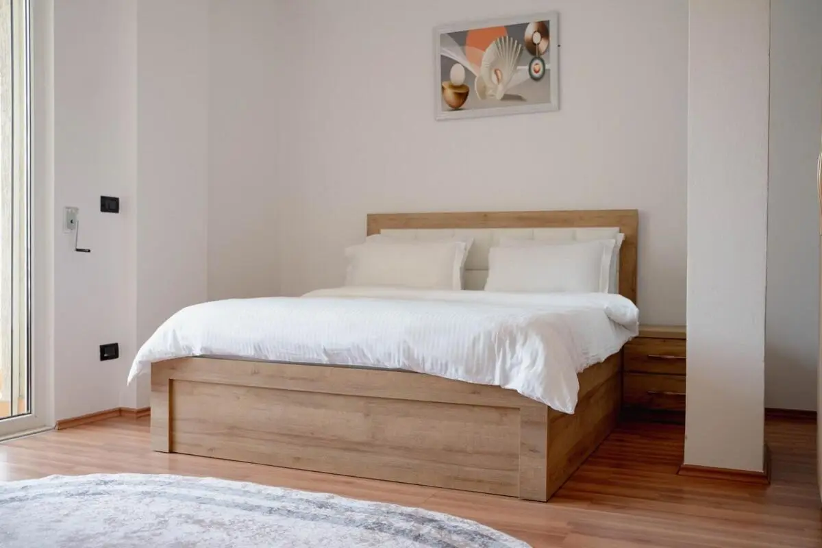 Whole Floor Apartment In Upscale Neighborhood