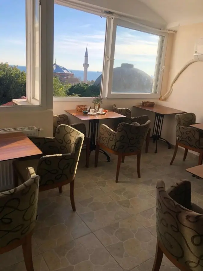 BACHOS HOTEL SULTANAHMET enjoy breakfast on the sea view terrace