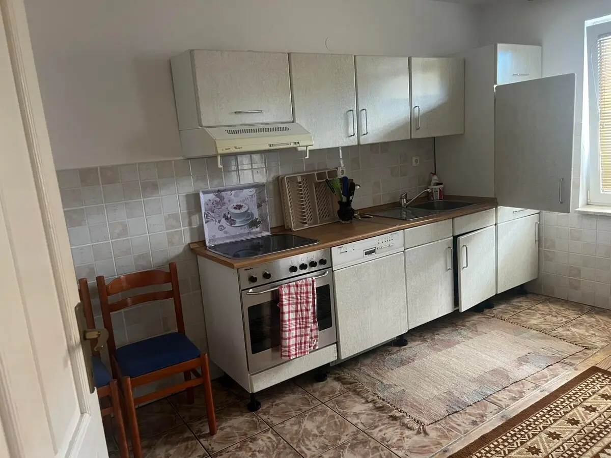 House with a large courtyard and parking, 3 air conditioners!