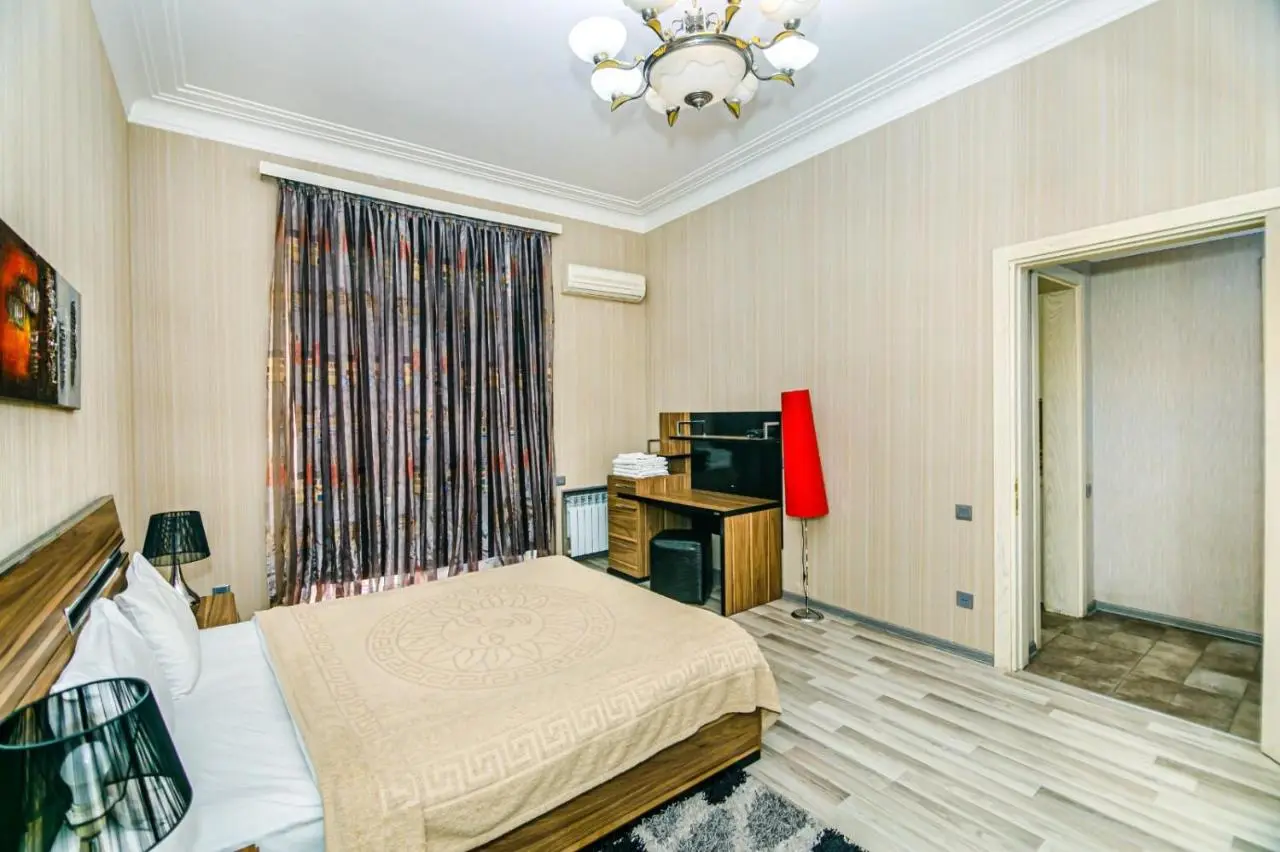 Azneft Square Deluxe Apartment
