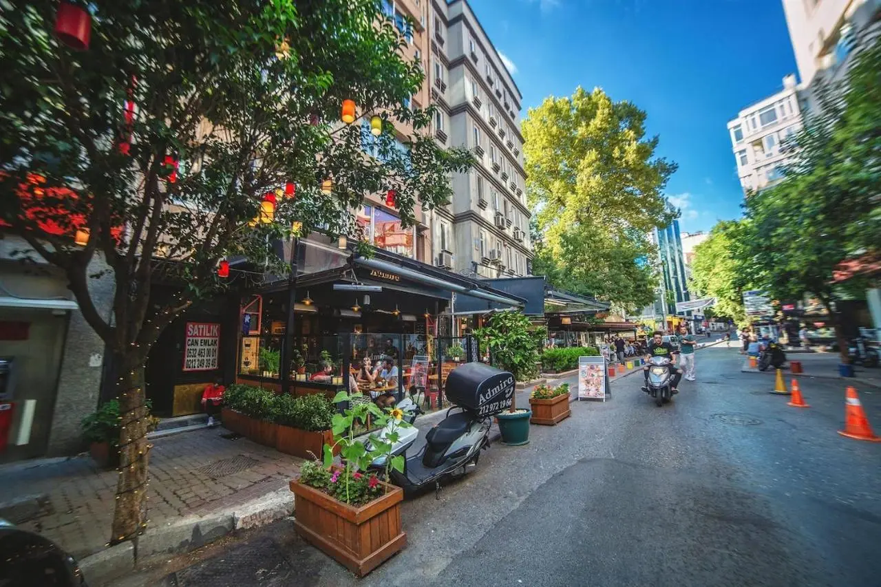Cozy Getaway - Warmth and Comfort in the City