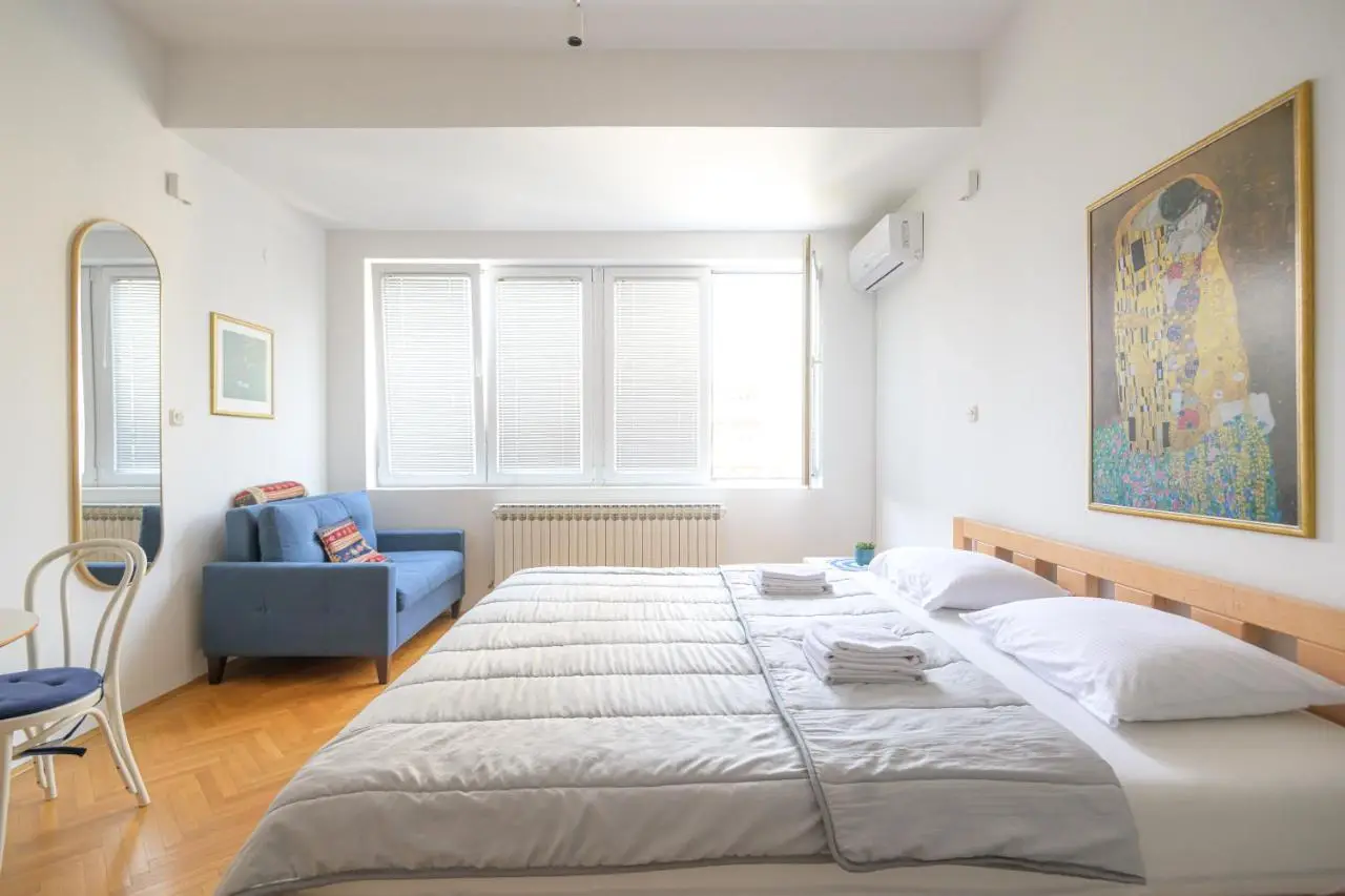 STUDIO APARTMENT SiLVER