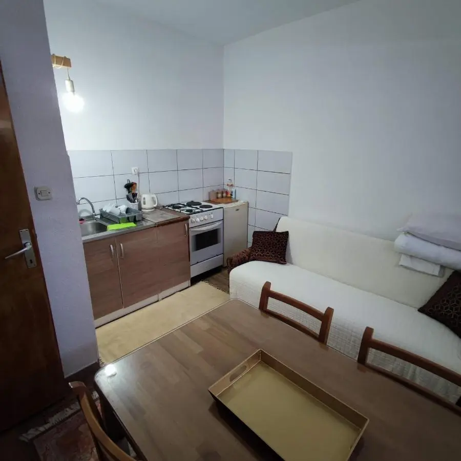 Apartments and rooms Lena