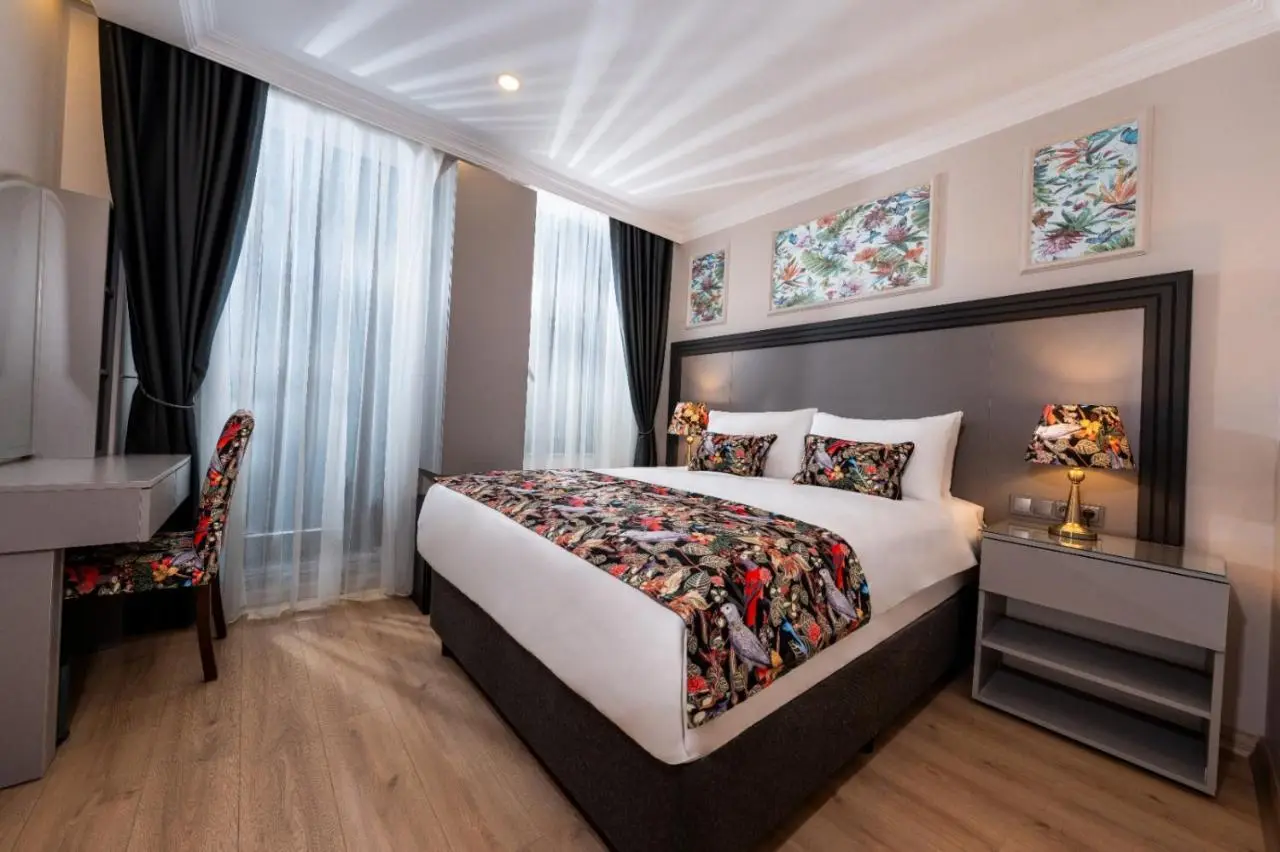 Bond Hotel