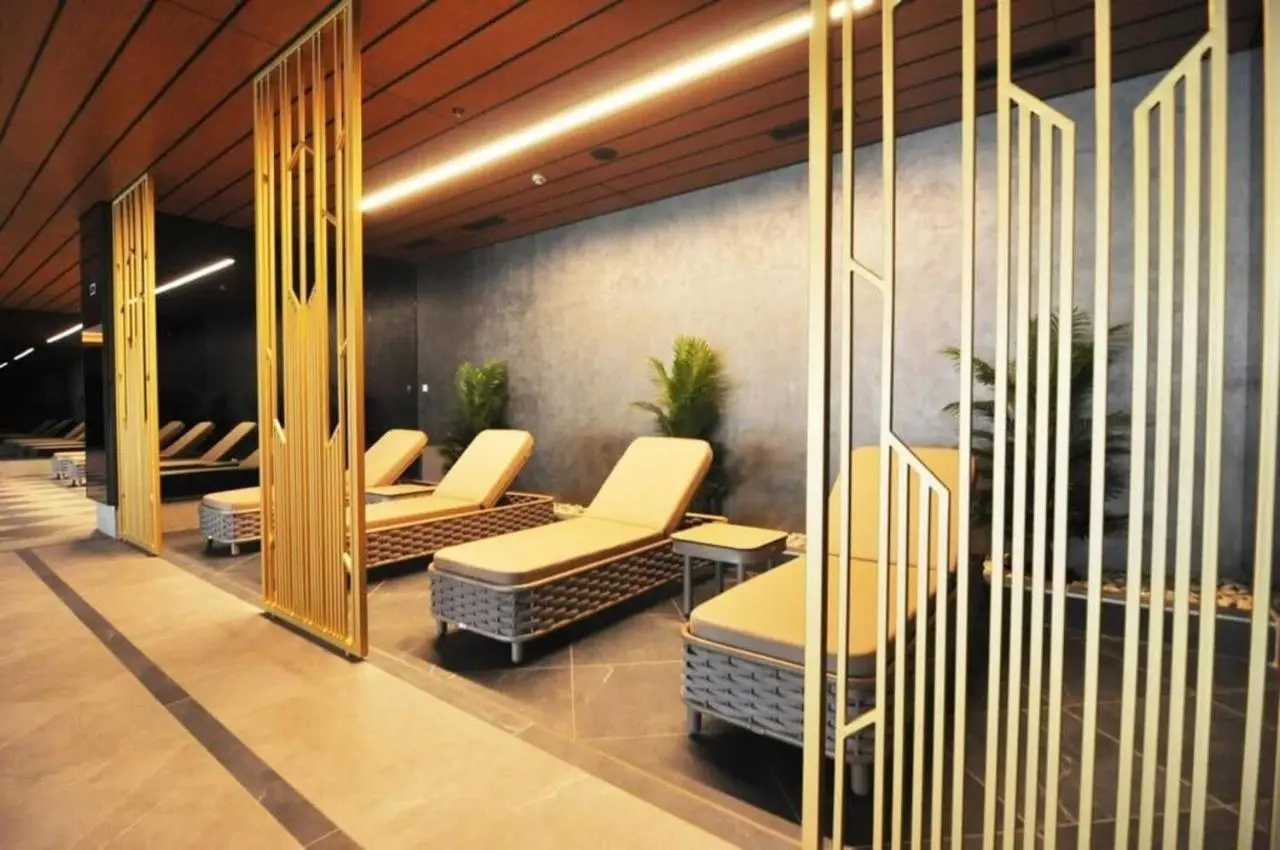Bright Lovely Modern 2BD25 Condo PoolGym! #220
