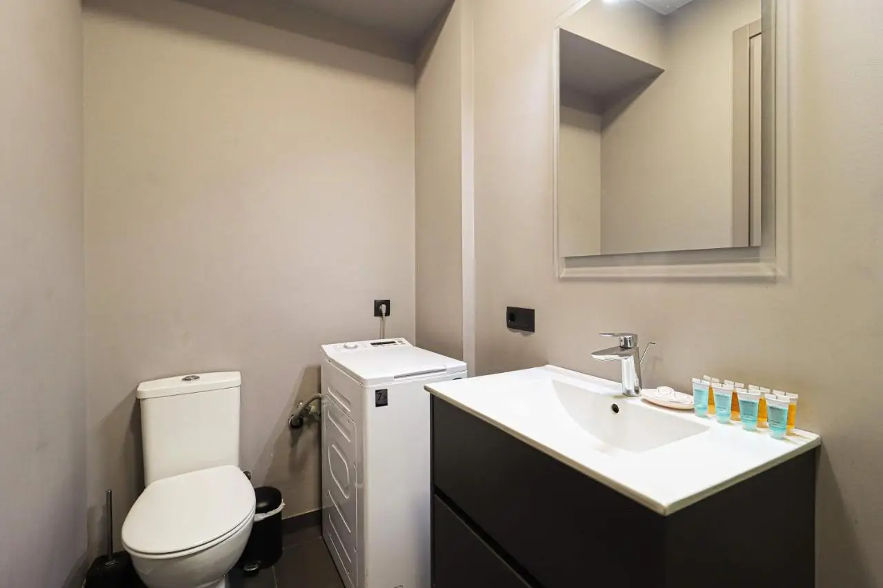Wehost Apartment - On-site Pool & Gym - Not Included