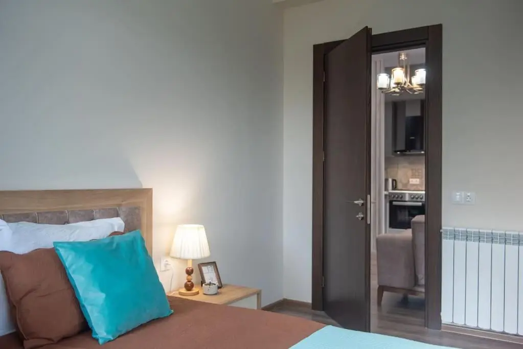 2-Bedroom Apartment with Spacious Balcony - Self Check-In - 5 Min to Metro