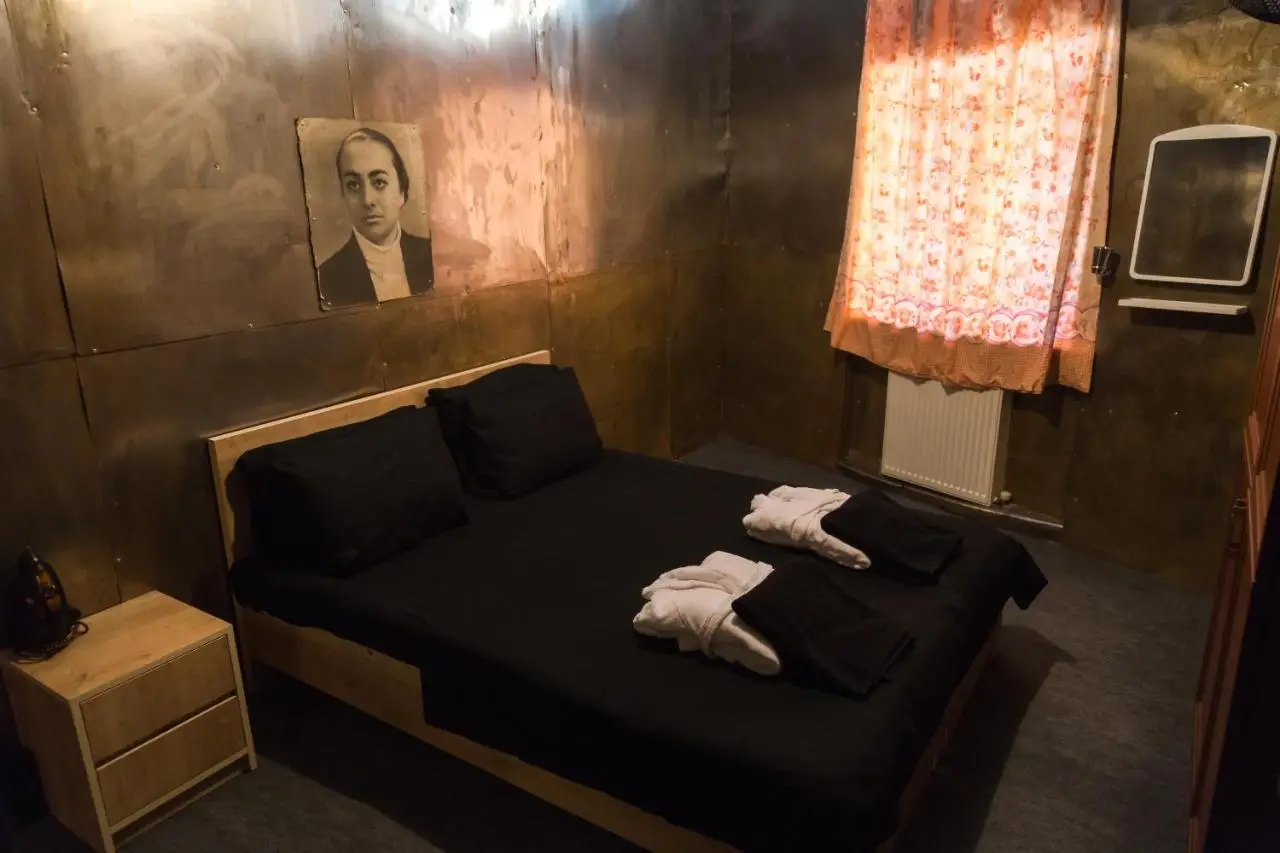 ALCATRAZ JAIL-HOSTEL