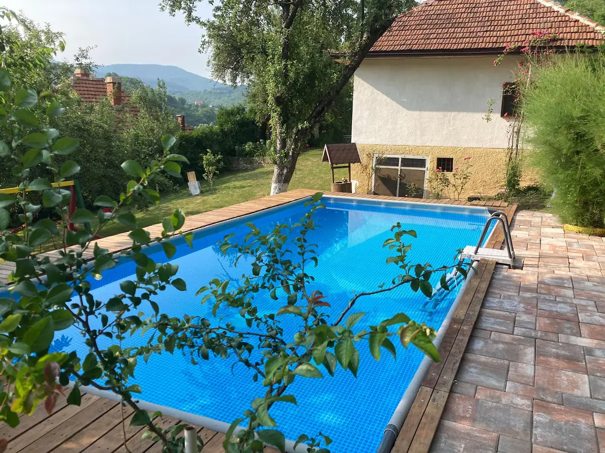 1-min to Bus /  House with Big Garden and BBQ