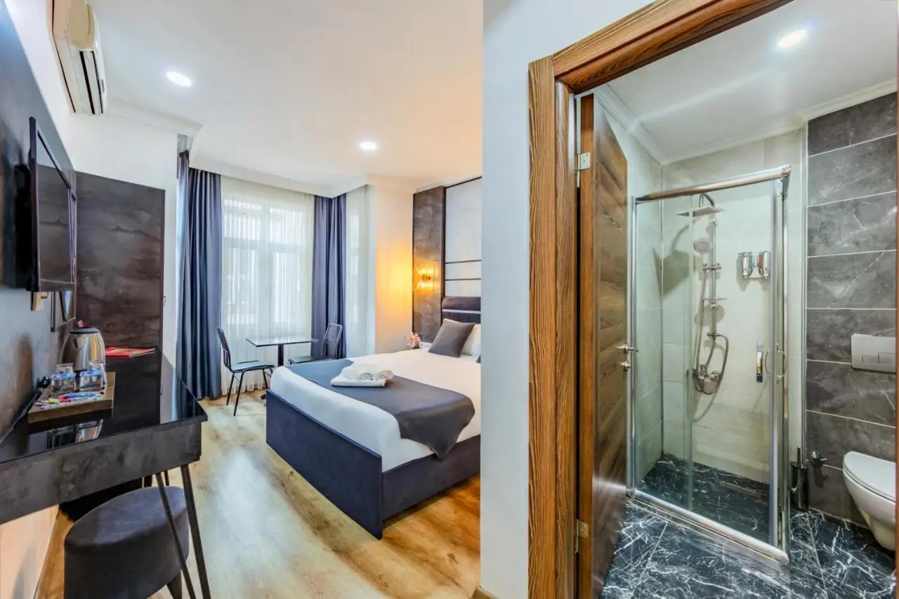 La Pazza Suites