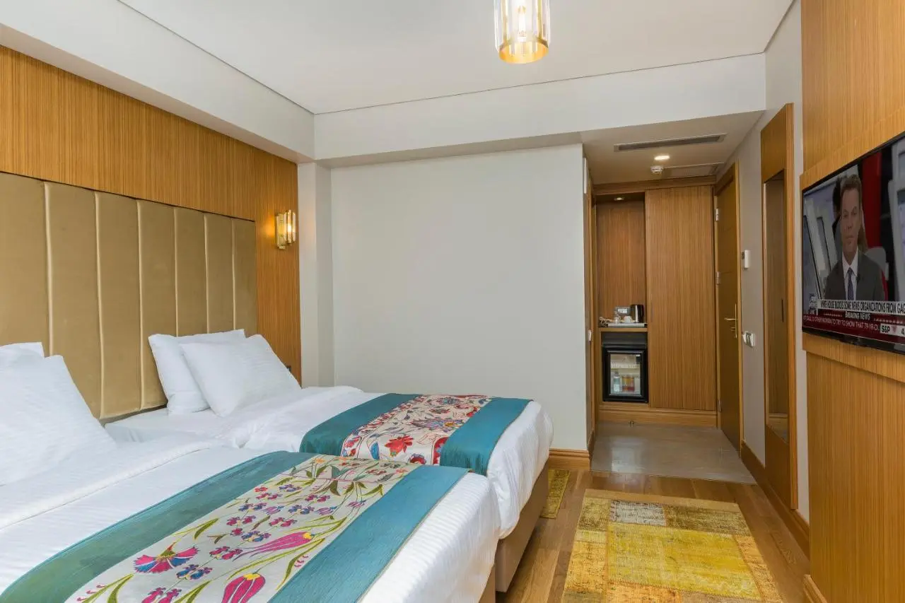 Obelisk Hotel & Suites