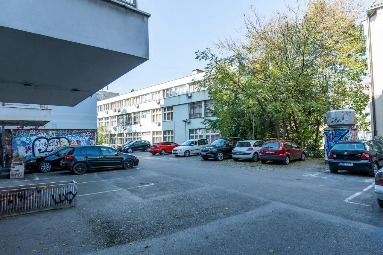 Modern 2BDR apartment in the center - FREE PARKING