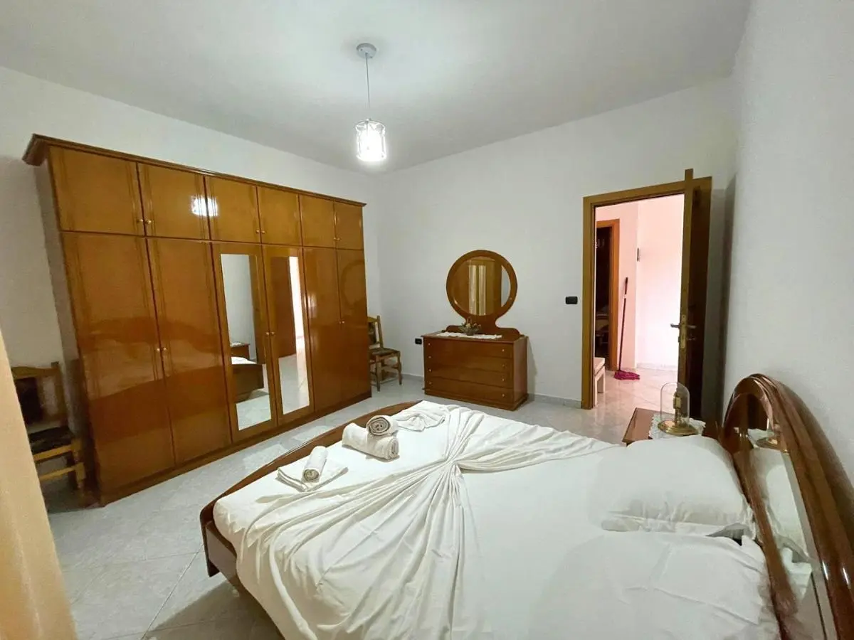 Villa Joli - Spacious Houses with Yard & Parking in Central Vlore