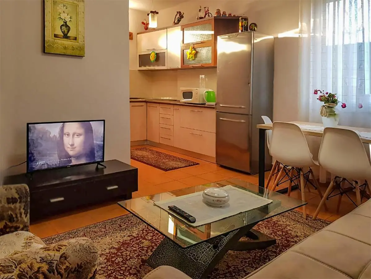 All Seasons Apartments - Free Parking & City Center