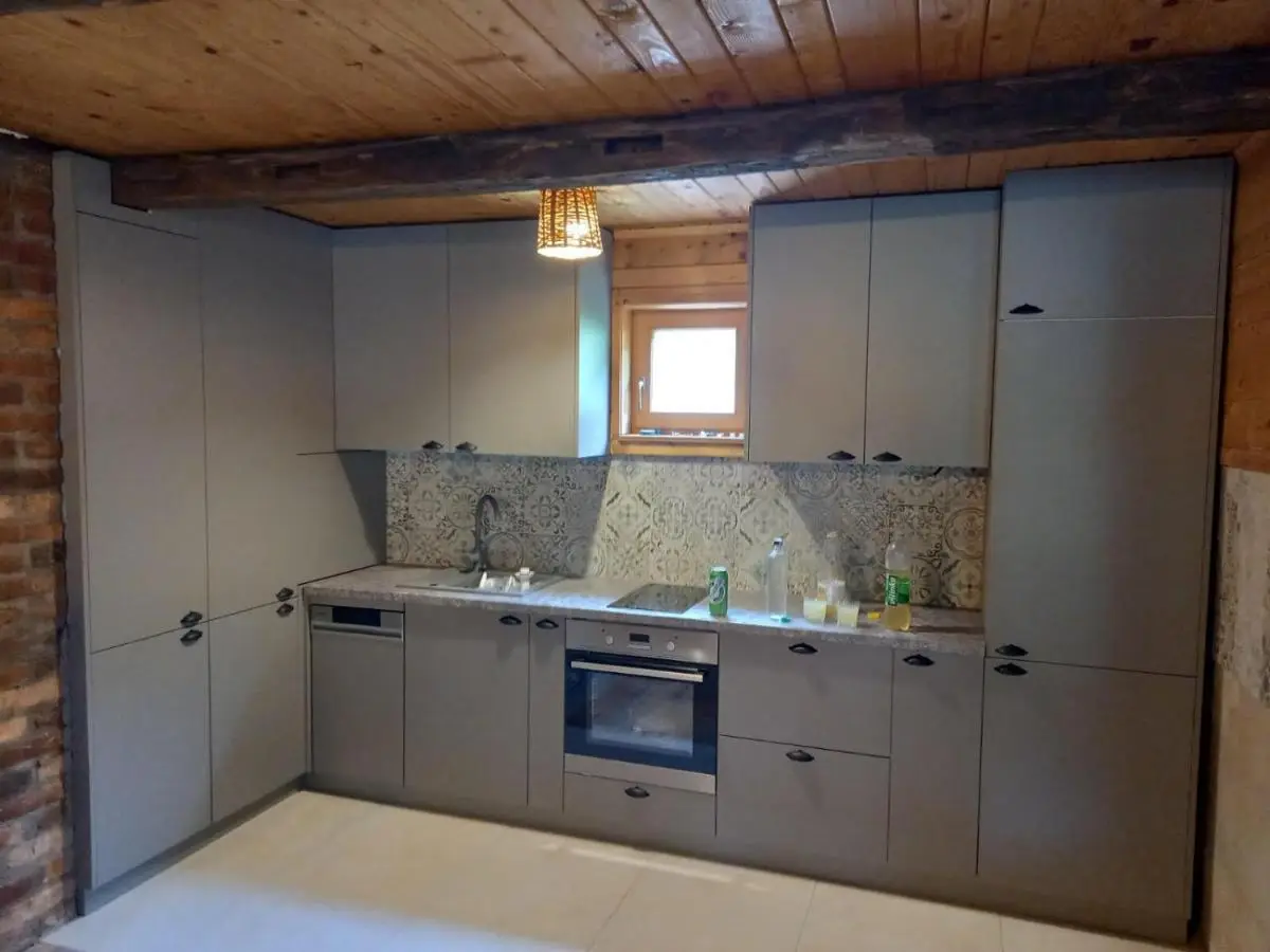 "River paradise" Vikendica sa bazenom, ladarom i kaminom na samoj obali Vrbasa Banja Luka