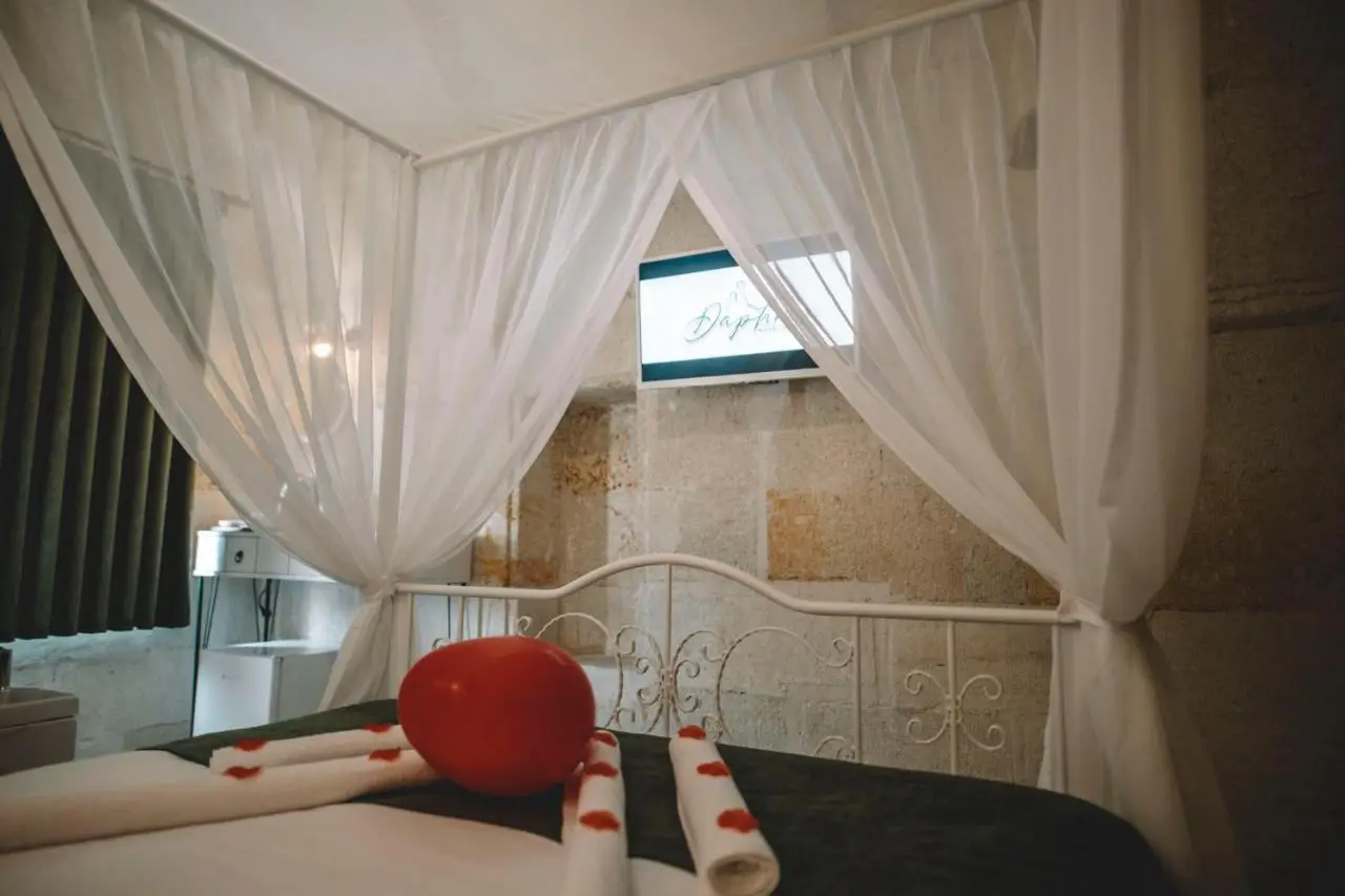 DAPHNE CAVE HOTEL