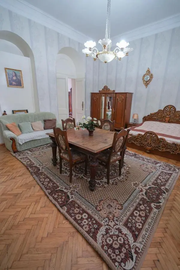 Leon Rooms