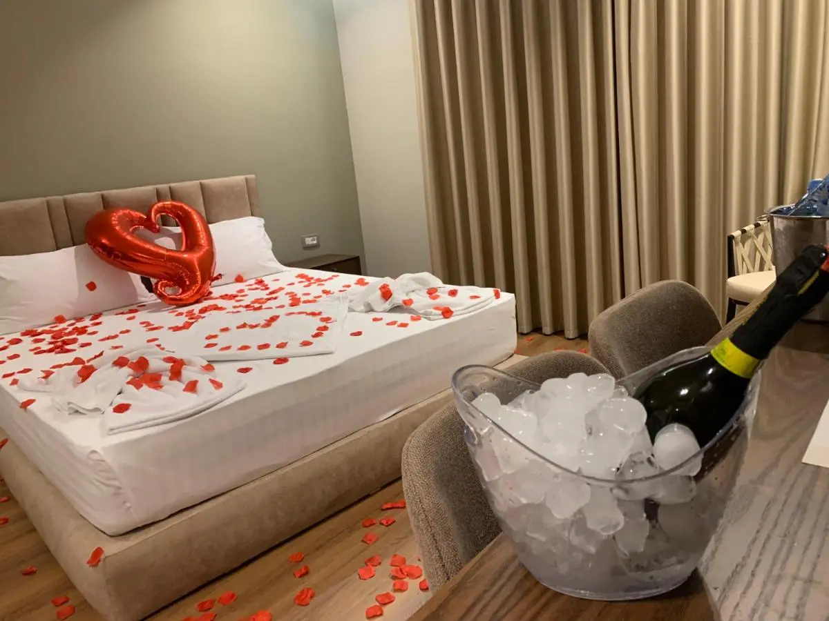 WHITE CROWN HOTEL