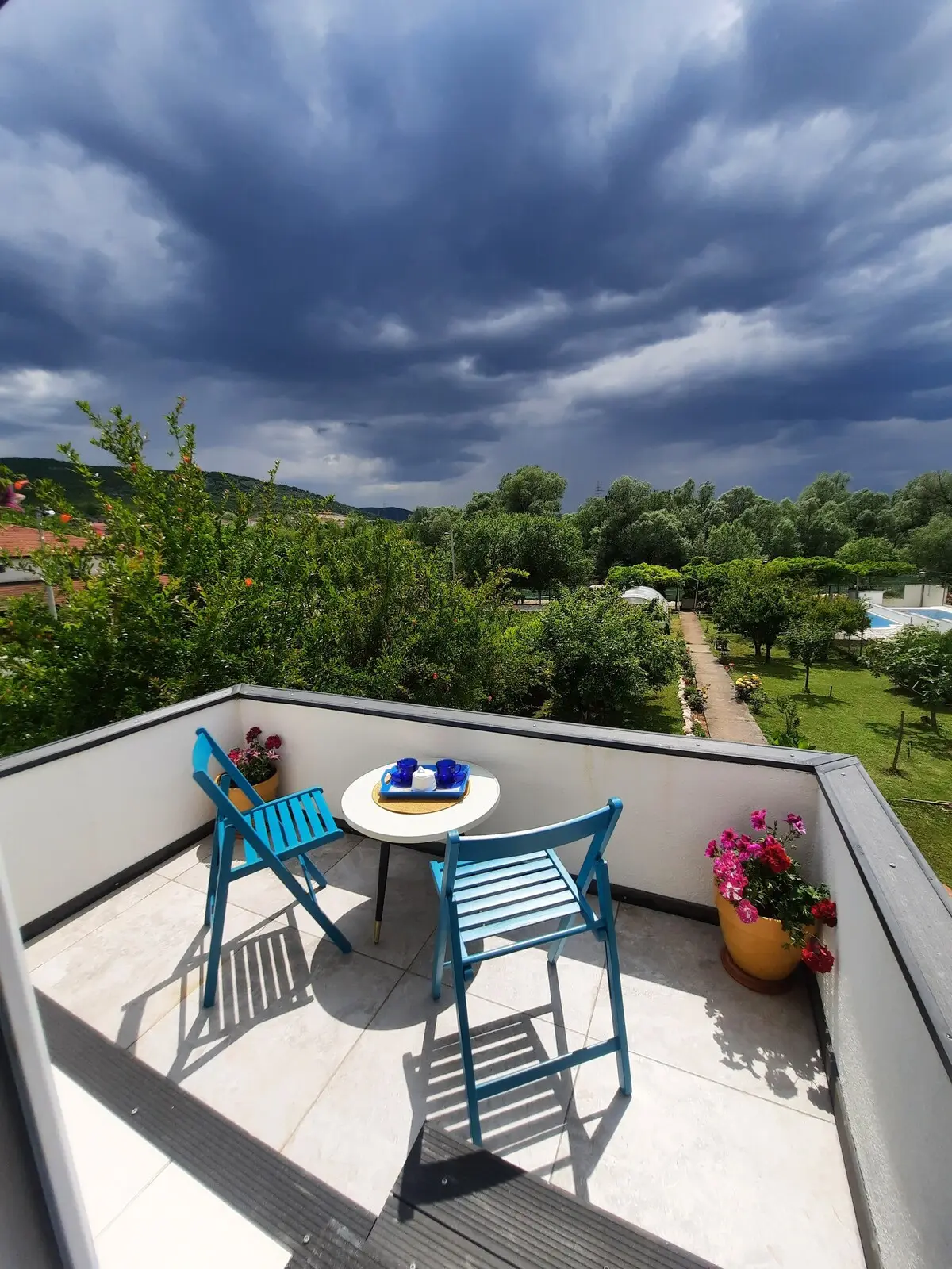 Sunshine Apartment – Pool, River & Garden Oasis