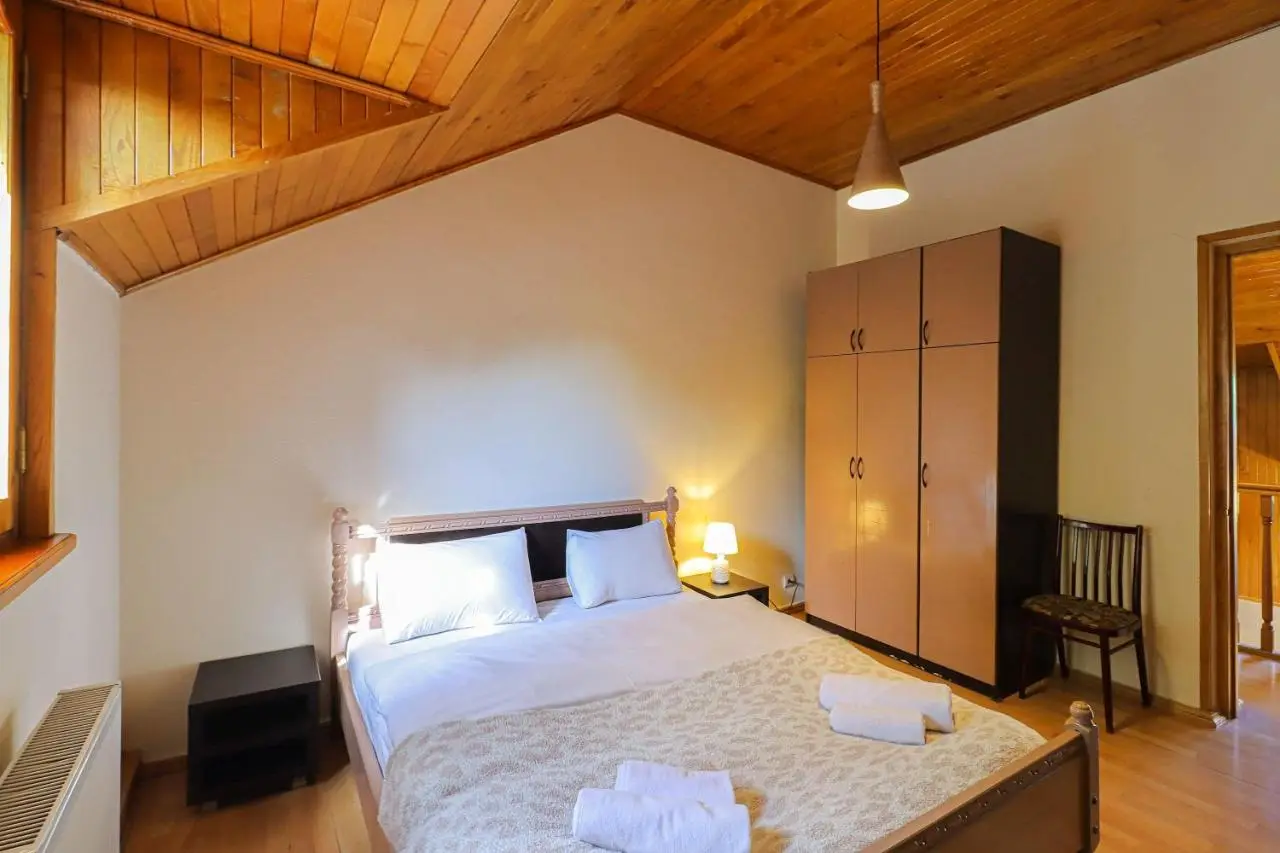 Central 4BR Apt for Groups & Families - By Wehost