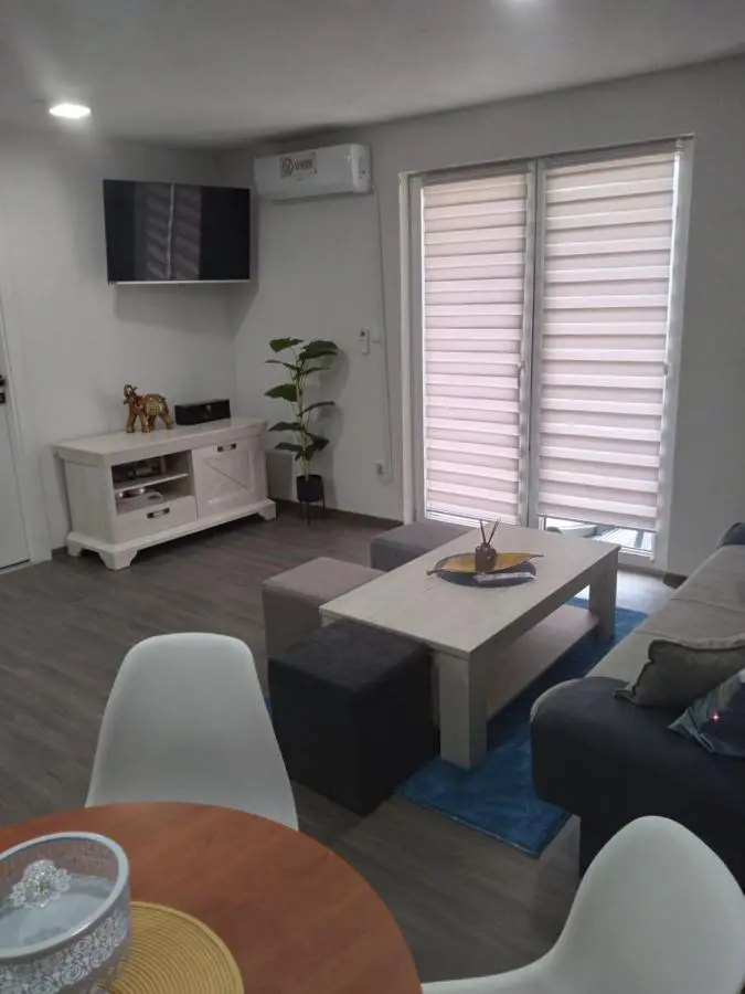 Holiday House White Hill