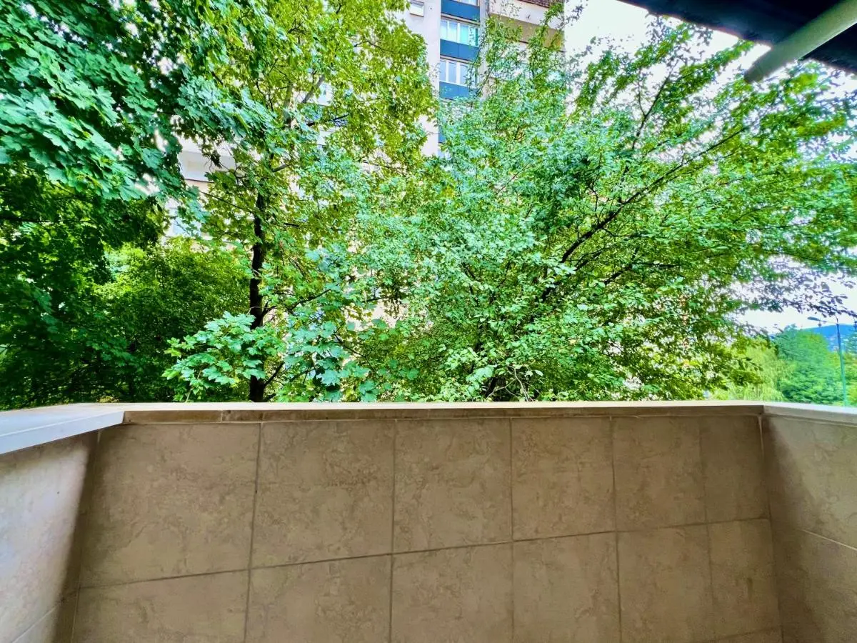 Spacious Two-Bedroom Apartment with Free Parking