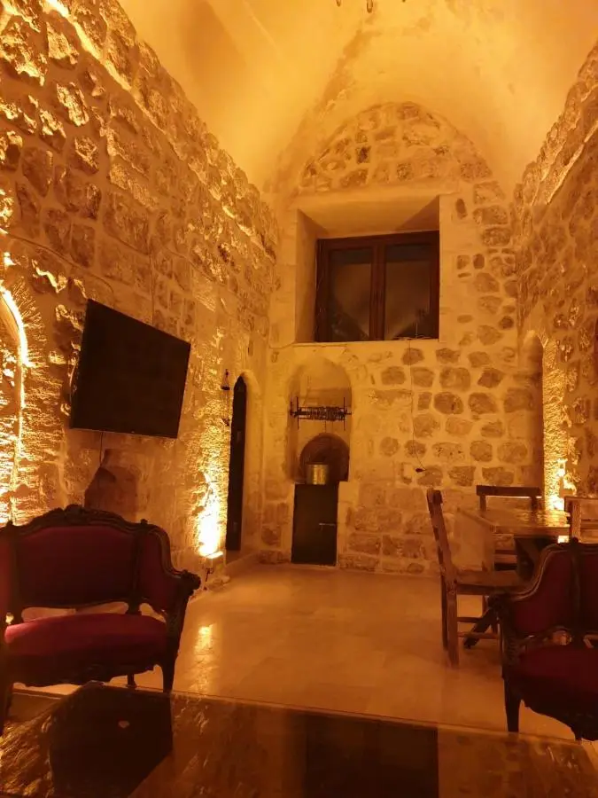 Mardin tarihi ulu Cami yanı, Kale divan konağı