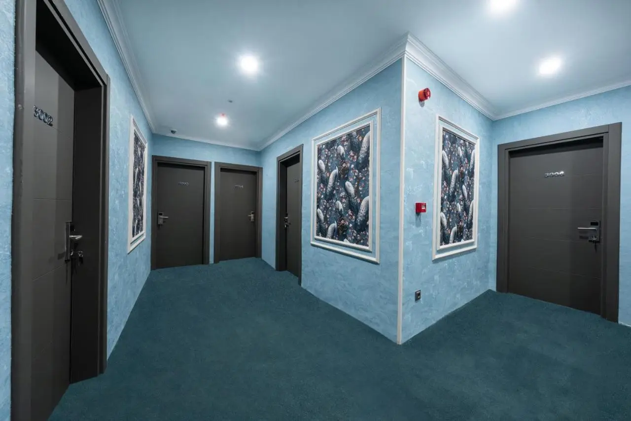 Bond Hotel