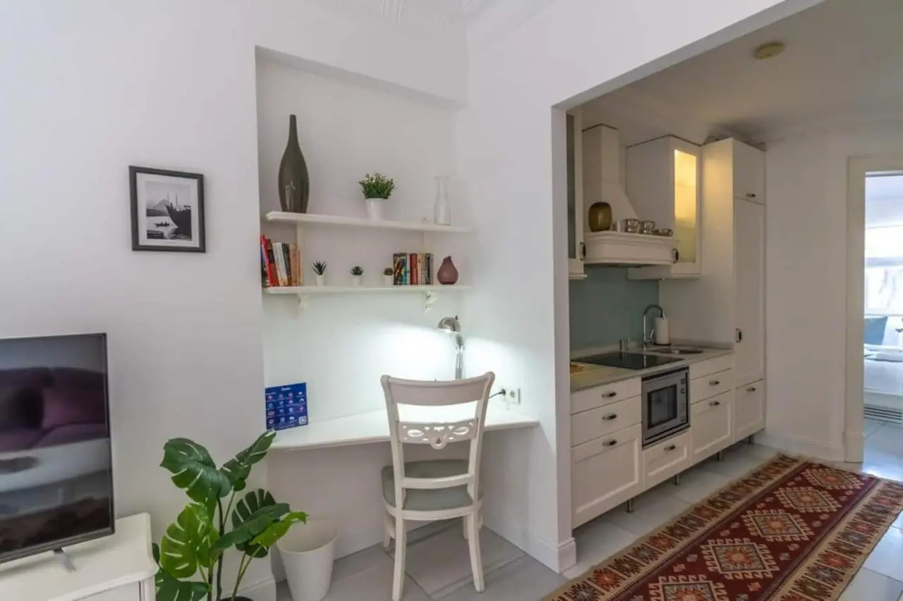 Cozy Getaway - Warmth and Comfort in the City