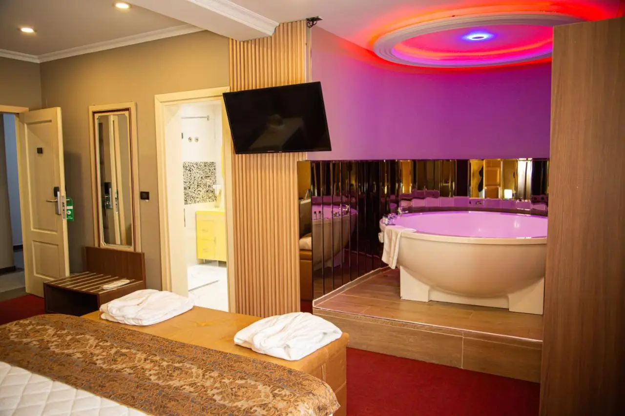 Hotel Deluxe