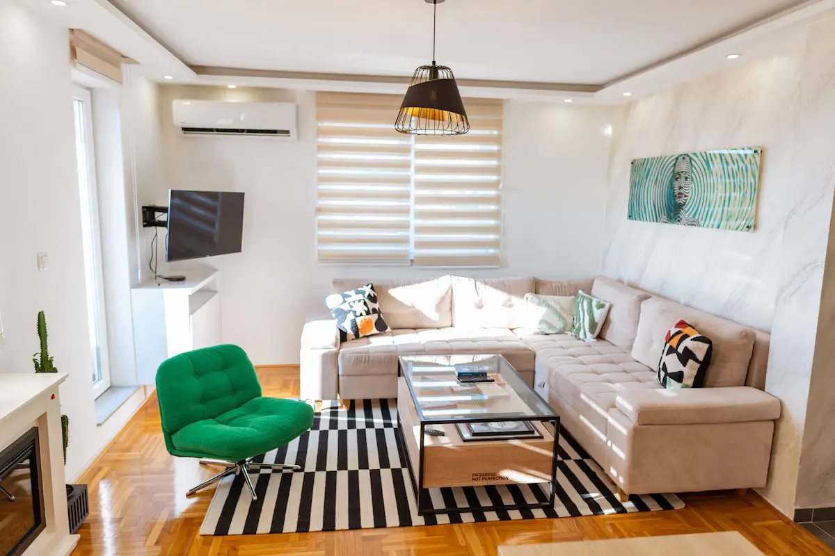 Top Floor Modern Penthouse | Free Parking