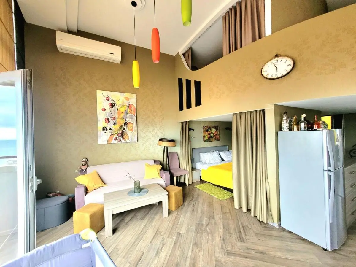 2 levels penthouse with a SUNSET SEA VIEW! Balcony and window 8x4m!