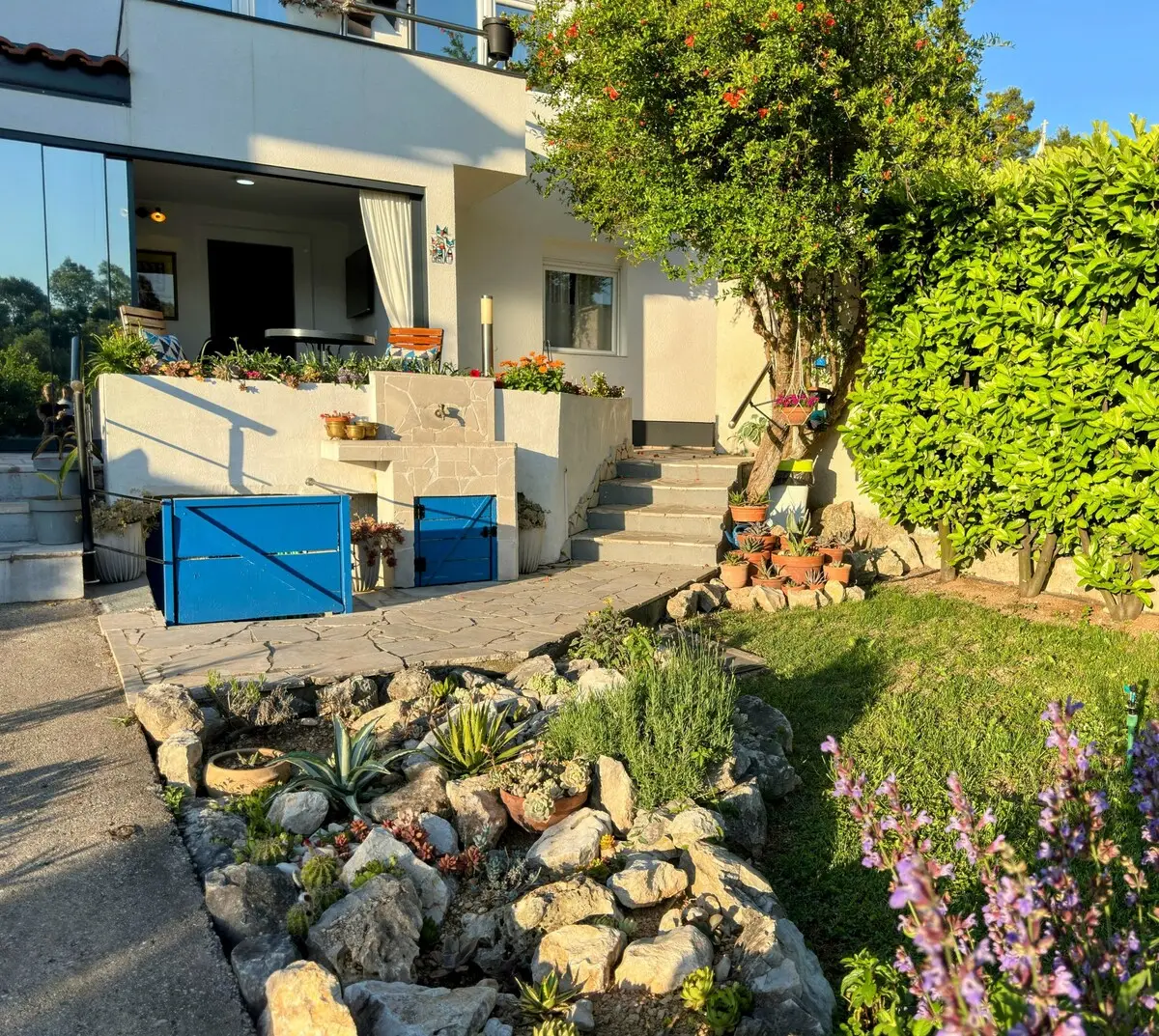 Riverside Apartment, pool, river&garden oasis
