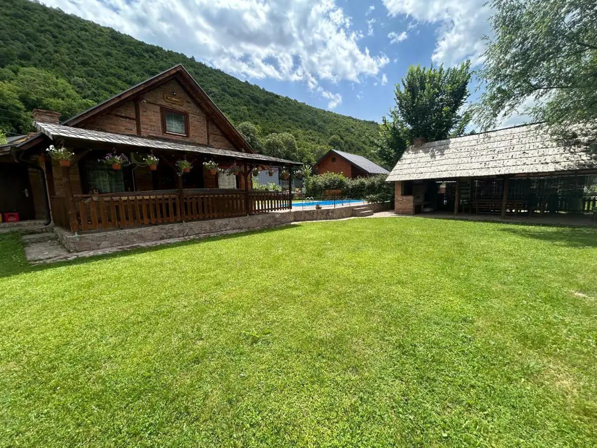 "River paradise" Vikendica sa bazenom, ladarom i kaminom na samoj obali Vrbasa Banja Luka