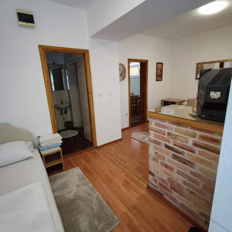 Apartments and rooms Lena