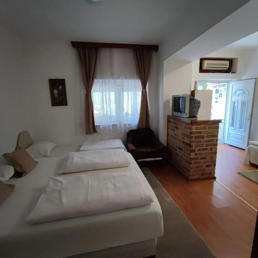 Apartments and rooms Lena