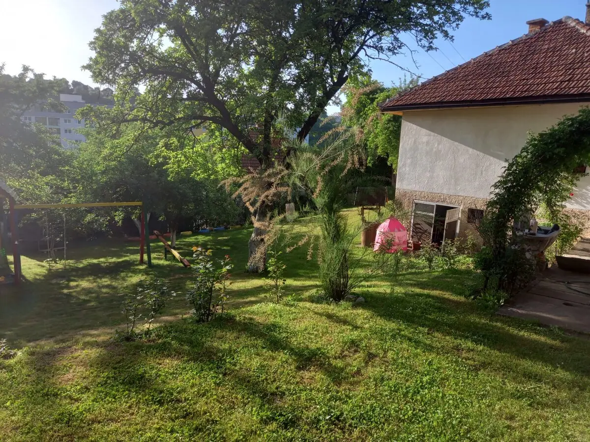 1-min to Bus /  House with Big Garden and BBQ
