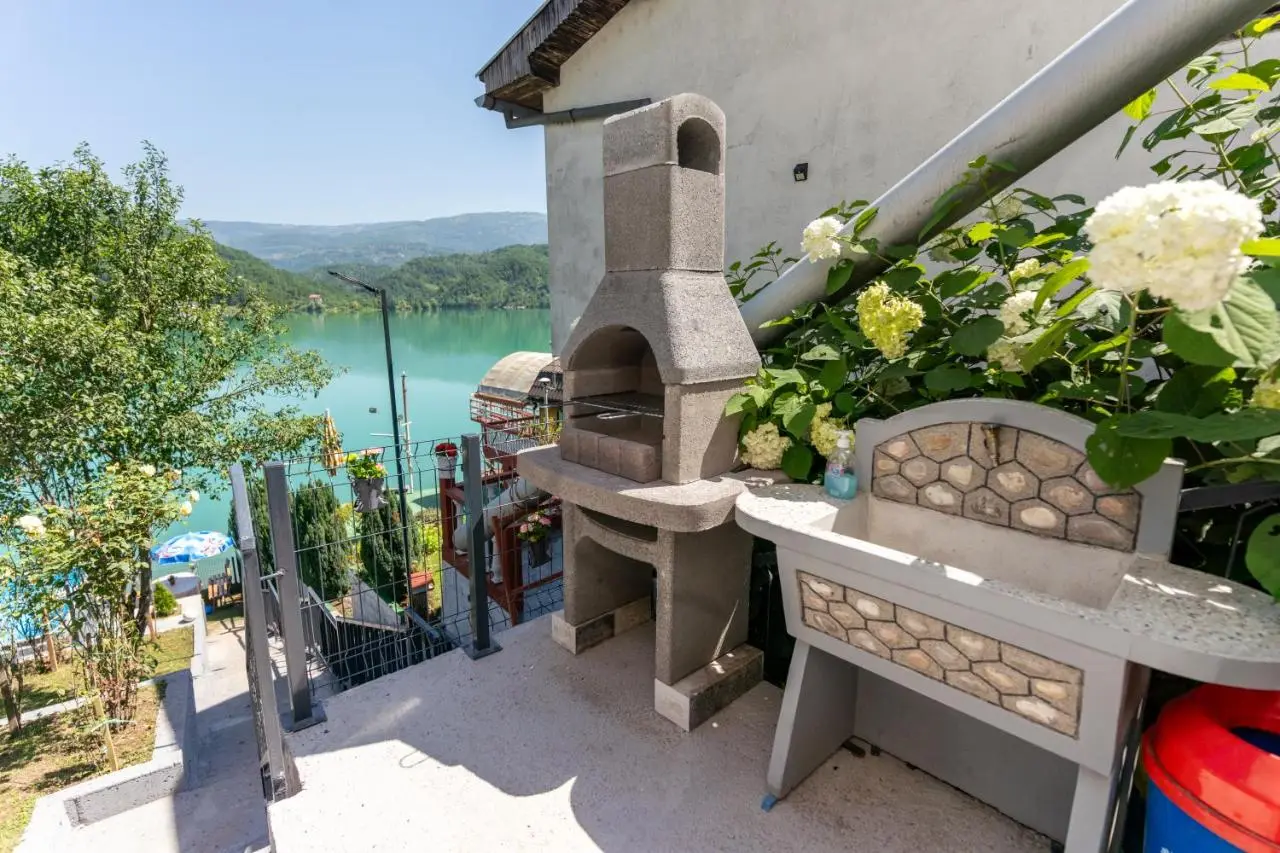 'Miris Ljeta' Cozy Lakefront Holiday Home