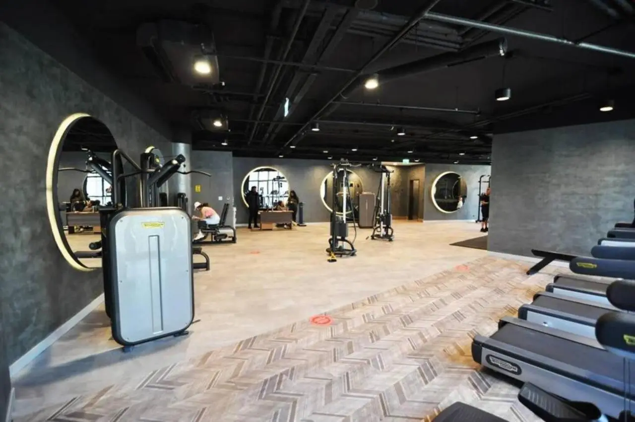 Bright Lovely Modern 2BD25 Condo PoolGym! #220
