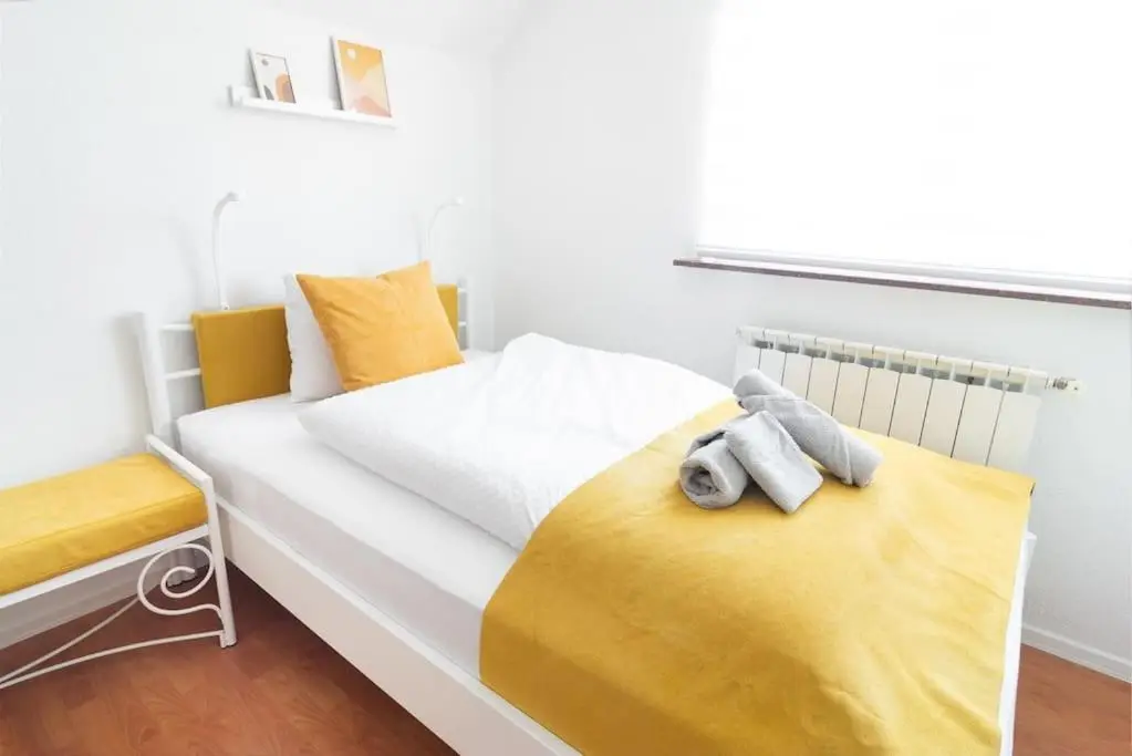 Bright&Cozy flat+balcony near Airport FREE Parking