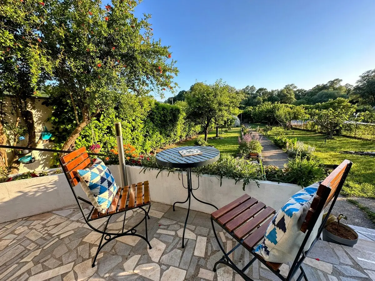 Riverside Apartment, pool, river&garden oasis