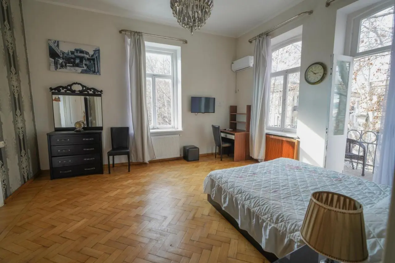 Leon Rooms