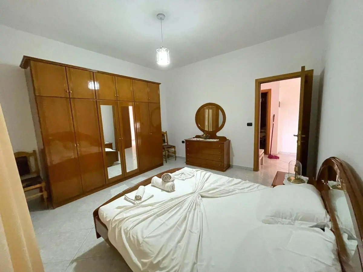 Villa Joli - Spacious Houses with Yard & Parking in Central Vlore