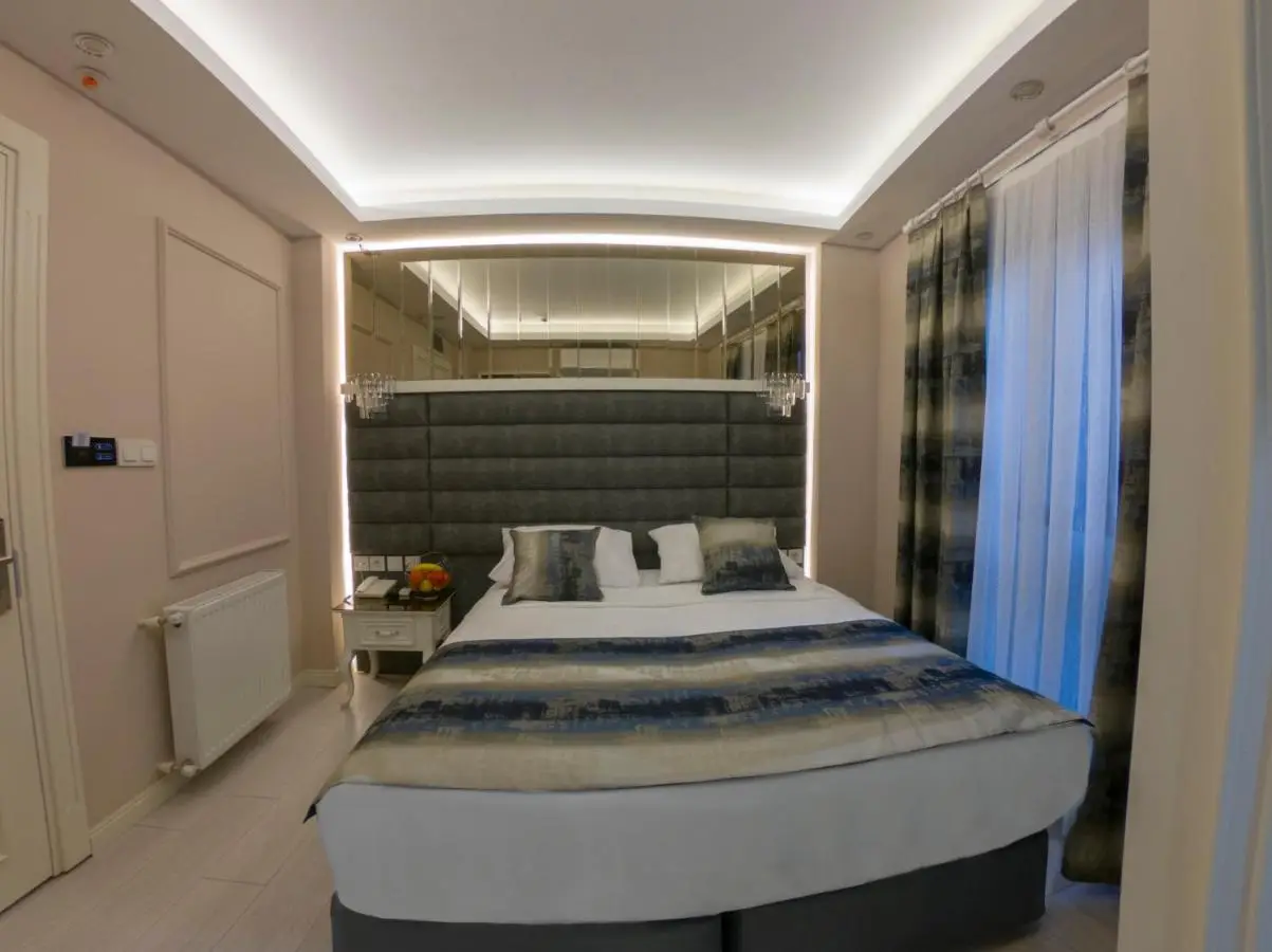 Crowned Hotel