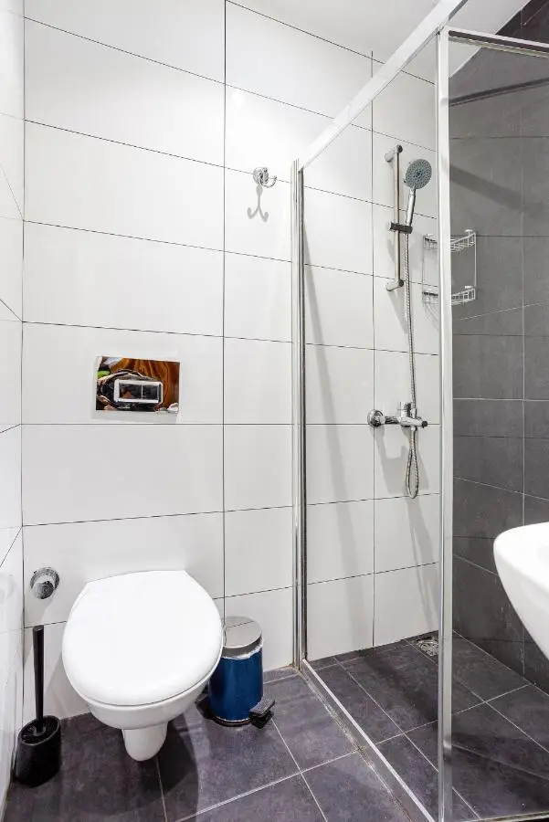 Aram Kerasi Rooms